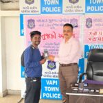 વાપી ટાઉન પોલીસે તેરા તુજકો અર્પણ અંતર્ગત 23 મોબાઈલ ફોન પોતાના મૂળ માલિકને પરત કર્યા