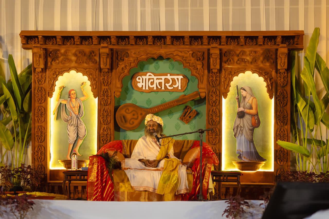 ગુરુદેવ શ્રી શ્રી રવિશંકરજીના ગુજરાત પ્રવાસ દરમિયાન હજારો લોકો ઉમટ્યા; વાસદમાં સ્વામિનારાયણ સંતો તથા ૫,૦૦૦થી વધુ ભક્તોને મળ્યા અને સૈંકડો યુવાનો સાથે સંવાદ કર્યો; સુરત અને અમદાવાદ માં તેમની ઉપસ્થિતિમાં યોજાયેલા “સોકિંગ ઇન બ્લિસ” કાર્યક્રમમાં ૧૨,૦૦૦થી વધુ લોકોએ હાજરી આપી