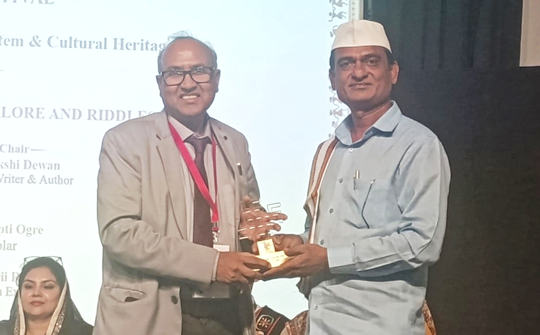 દિલ્હી ખાતેના ૧૦મા રાષ્ટ્રીય આદિવાસી અને લોક સંસ્કૃતિ સાહિત્ય મહોત્સવમાં ગુજરાતના આદિવાસી કવિ-લેખક કુલીન પટેલ દ્વારા ધોડીઆ ભાષામાં કાવ્યપઠન