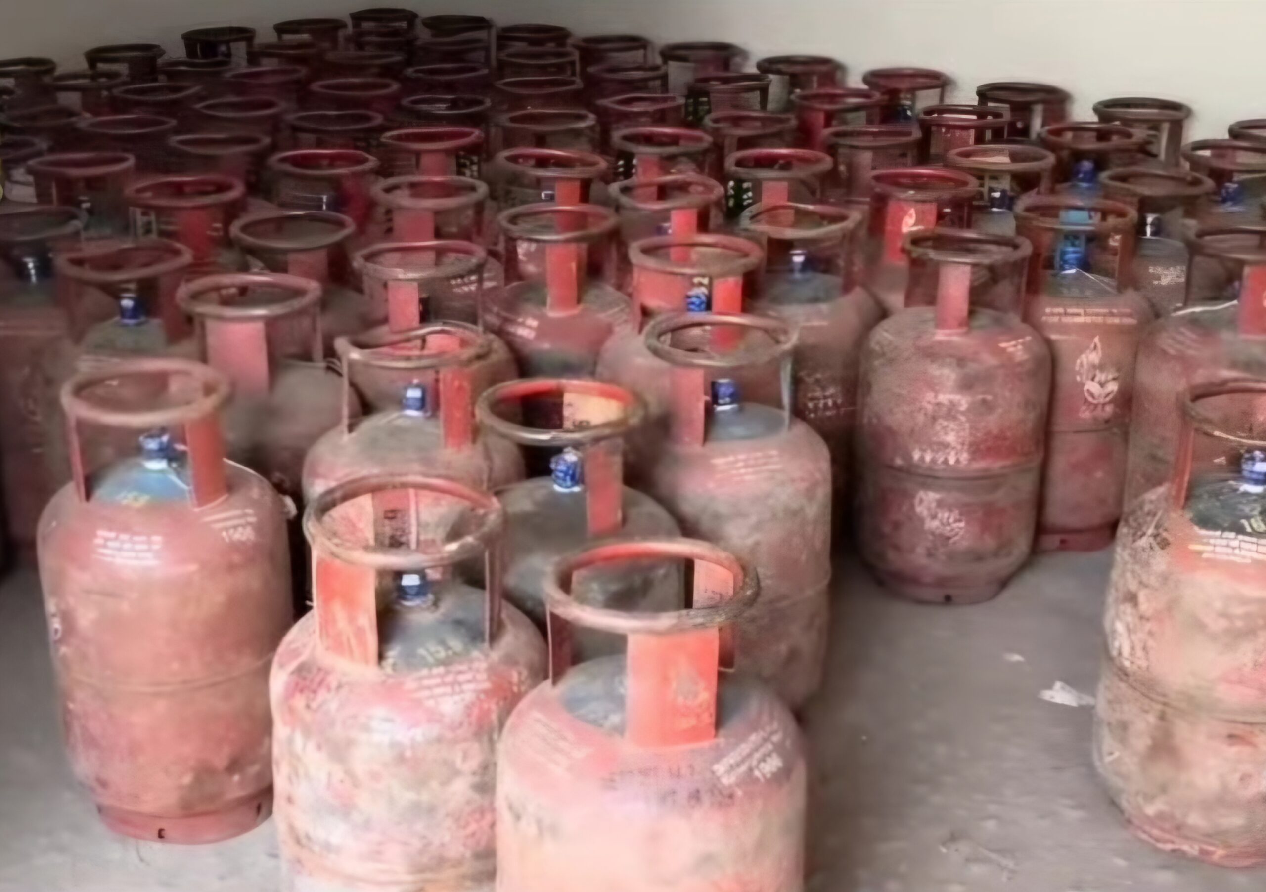 ઈરાન યુદ્ધની અફવાઓની અસર: દમણમાં રાંધણ ગેસની અછતની અફવા, ગરમી વચ્ચે પણ એજન્સીઓ બહાર લાંબી કતારો