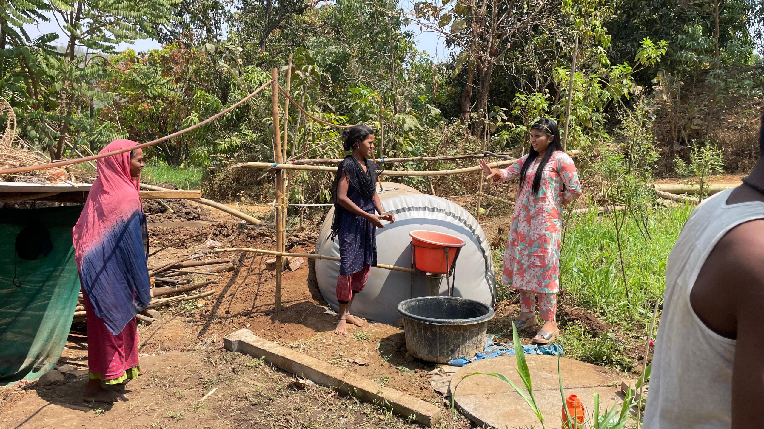 નિર્ધુમ ચુલ્હા ના સફળ અને લાભદાયક વિતરણ બાદ કપરાડા જેવા અંતરિયાળ વિસ્તારમાં તાલુકા પંચાયત સભ્ય કુંજાલી પટેલ દ્વારા બાયો-ગેસ પ્લાન્ટ નું વિતરણ.