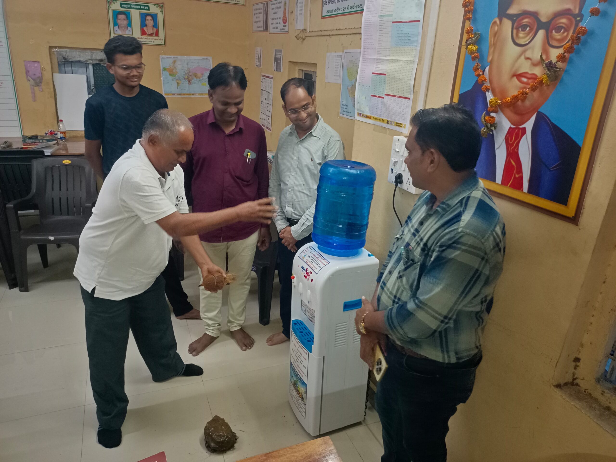 સાકાર વાંચન કુટીર ખારવેલના વાચકો માટે વોટર કૂલરની ભેટ